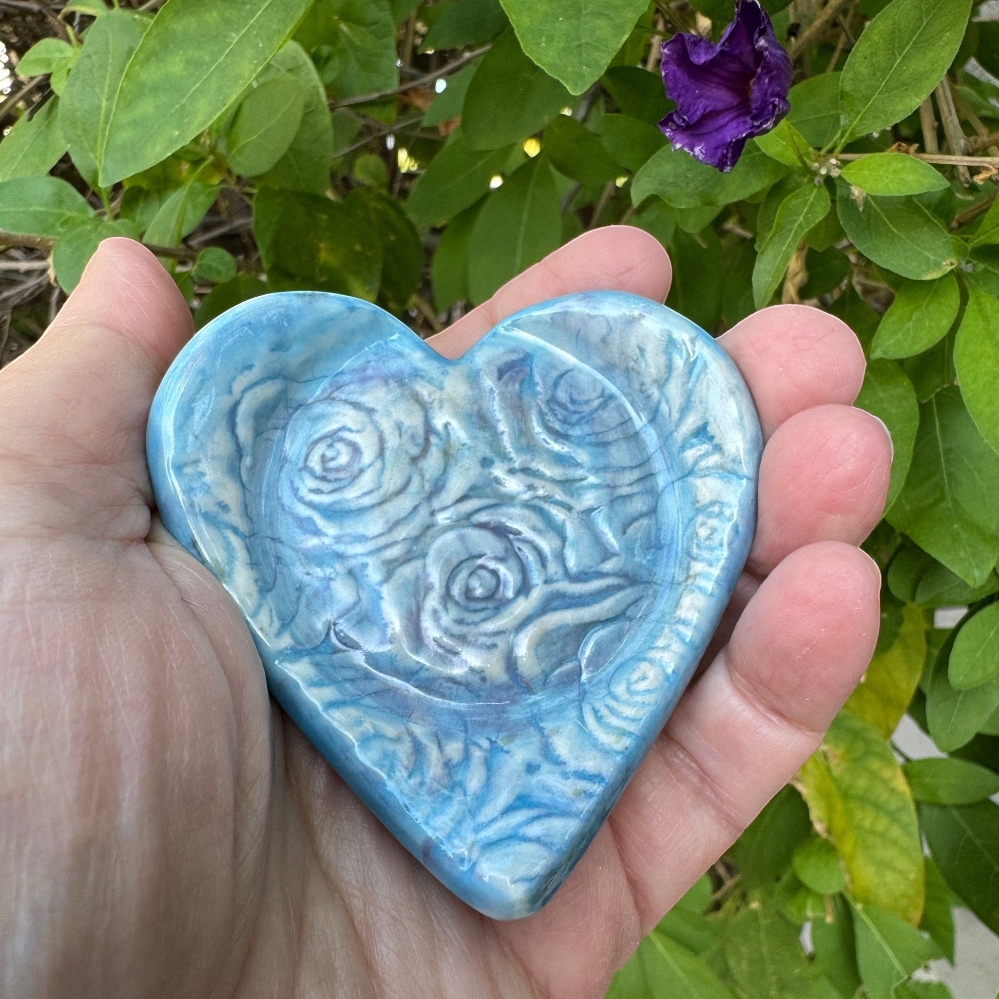 Rock N Art Shop sky blue stoneware heart-shaped ring dish with rose relief pattern